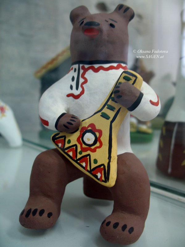 Bär mit Balalaika (das traditionelle russische Musikinstrument). Museum des Kargopoler Spielzeuges im Zentrum der Volkshandwerke „Bereginja“. Kargopol © Oksana Fedotova 